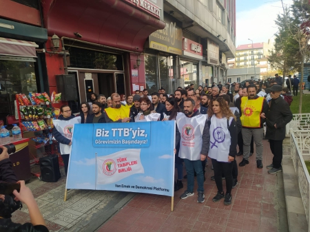 TTB Merkez Konseyi'nin hukuksuzca görevden alınmasına yönelik kararı protesto etmek için düzenlenen basın açıklaması