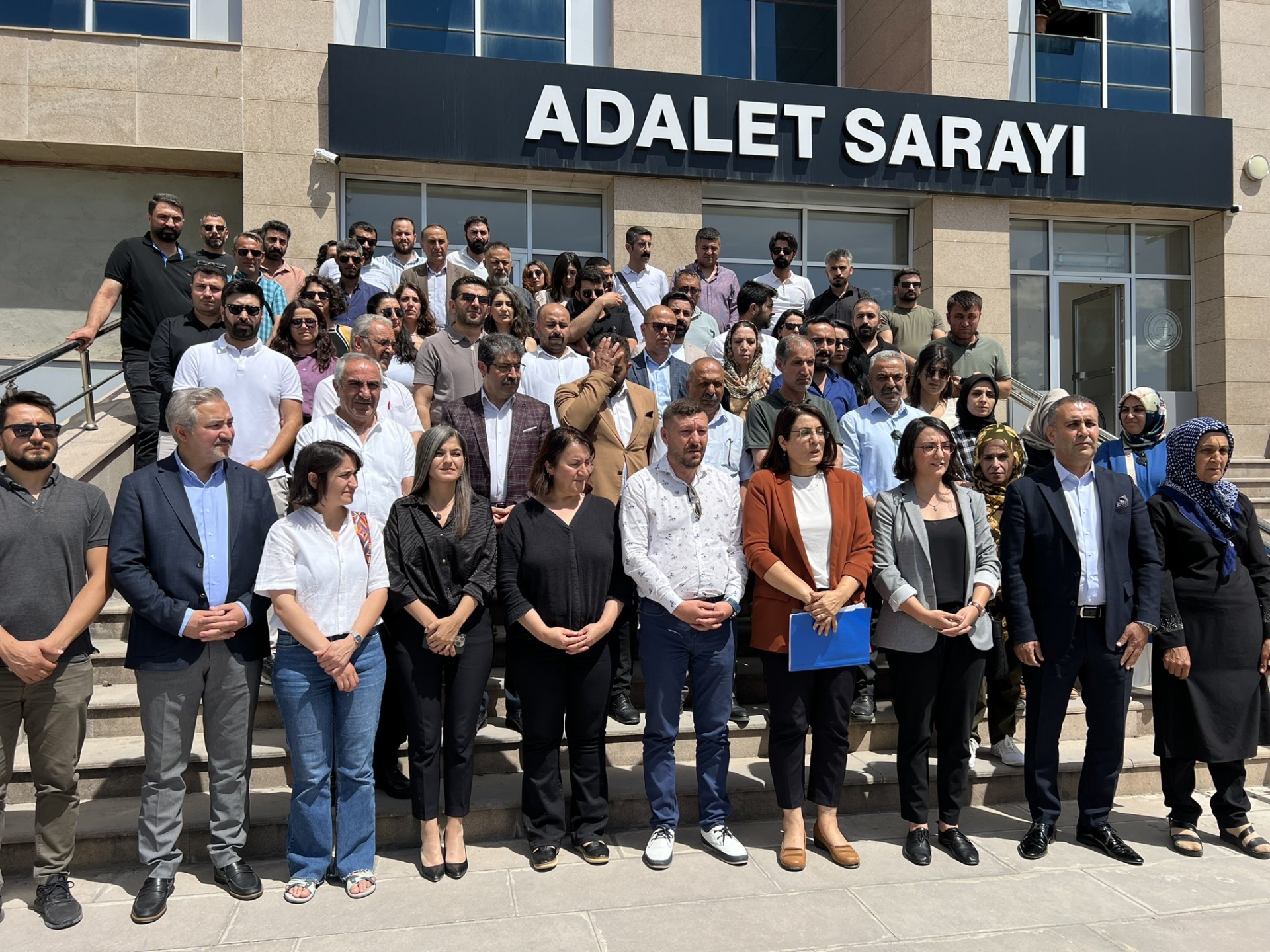 Kayyum atanmasına dair idari işlemin iptali için İdare Mahkemesi'nde açılan dava sonrası Van Adliyesi önünde basın açıklaması