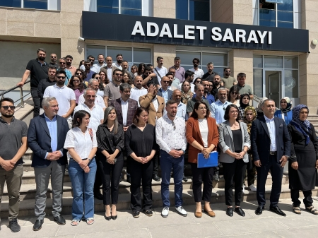Kayyum atanmasına dair idari işlemin iptali için İdare Mahkemesi'nde açılan dava sonrası Van Adliyesi önünde basın açıklaması