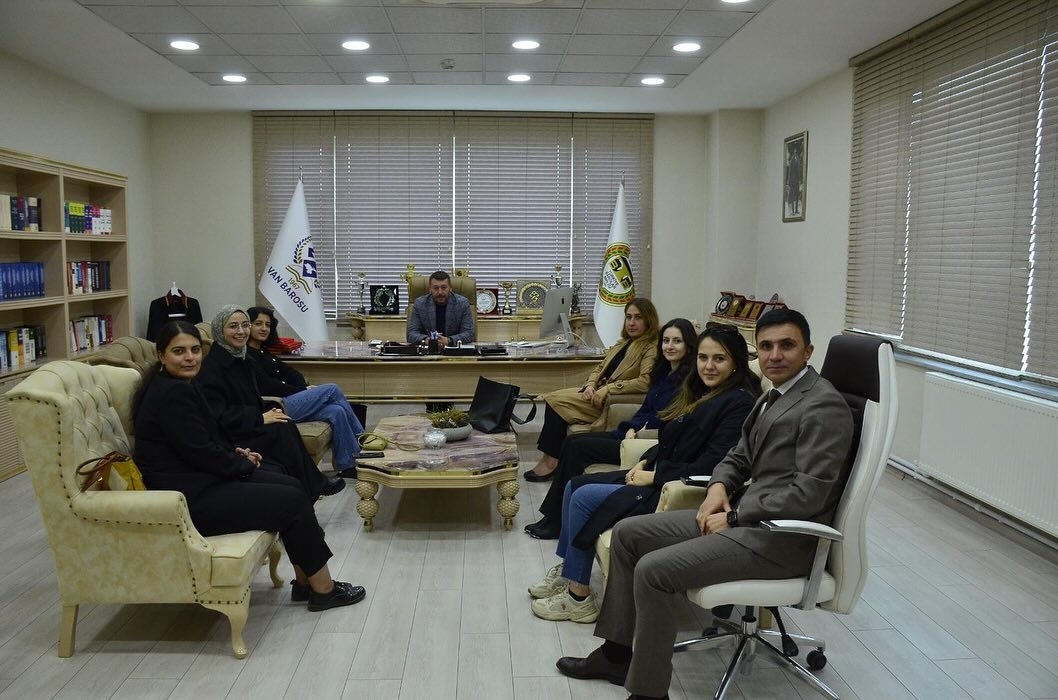 Kurgusal Duruşma Final Yarışması’nda; Baromuzu temsil ederek, şampiyon olan stajyer avukat meslektaşlarımıza plaket takdim edildi