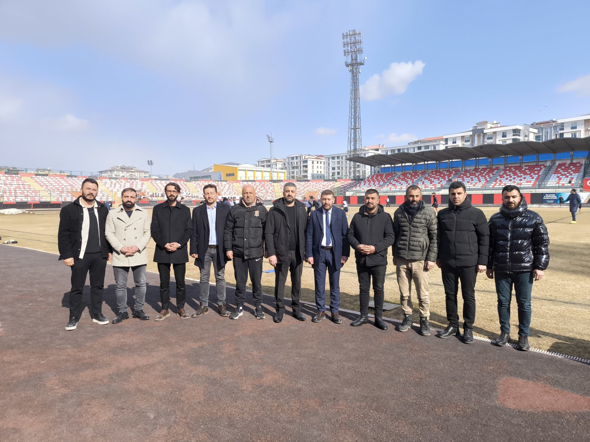 Baro Başkanımız Av. Sinan Özaraz ve Yönetim Kurulu Üyelerimiz, Vanspor FK yönetimi ve Gölkentliler’e dayanışma ziyareti gerçekleştirdi.