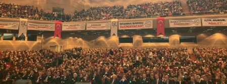 İstanbul Barosu iradesini, savunmayı ve baroları hedef alan hukuksuzluğa karşı susmayacağız. İstanbul Barosu yalnız değildir!
