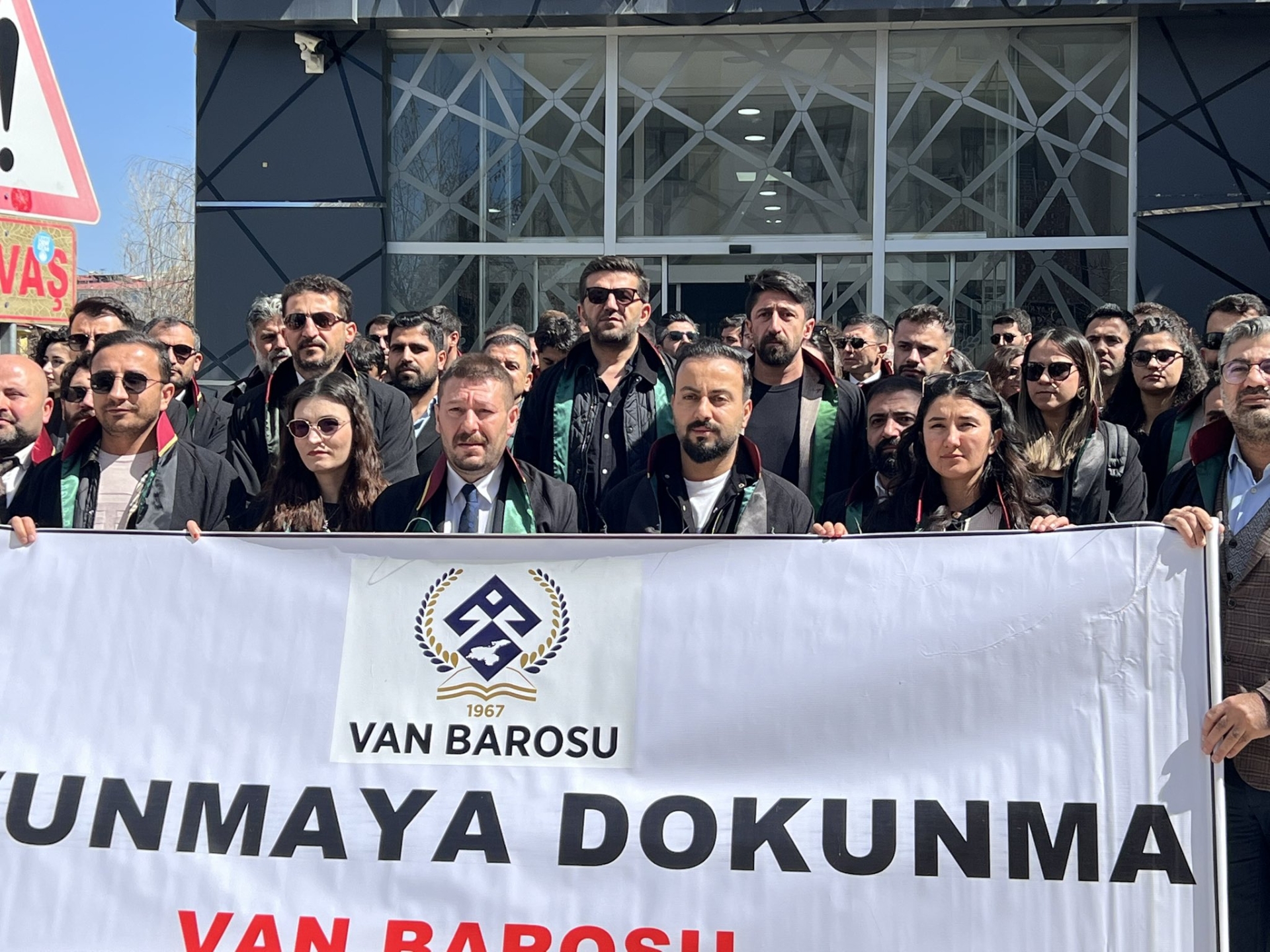 İstanbul Barosu Yalnız Değildir