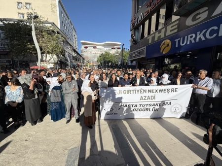 Hasta tutuklu ve hükümlülere yönelik yaşanan hukuksuzluklara dikkat çekmek amacıyla Van Sanat Sokağı’nda gerçekleştirilen basın açıklaması yapıldı