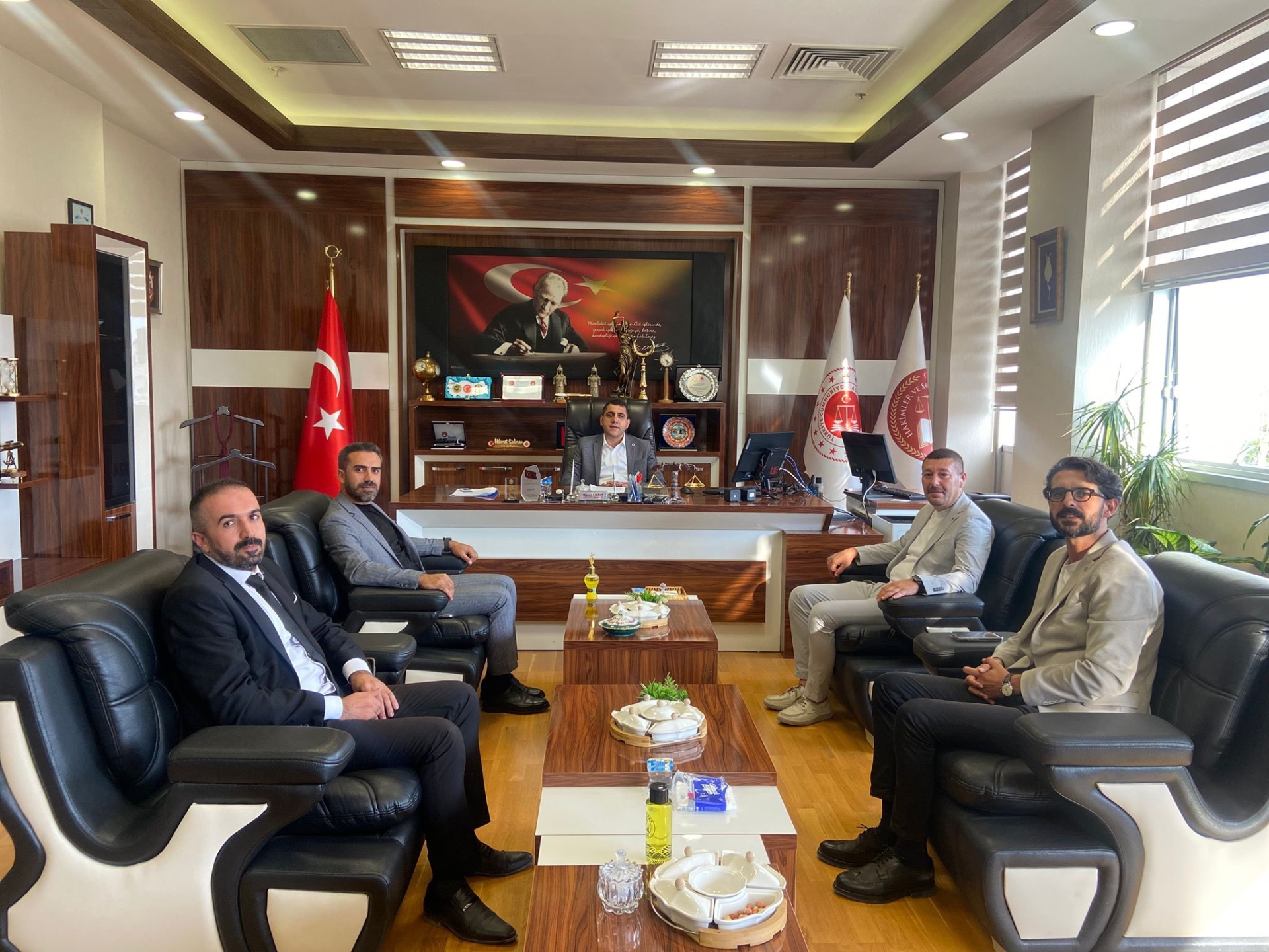 Baromuzun 2025 Yaz Kararnamesi ile Van Bölge Adliye Mahkemesi Cumhuriyet Başsavcısı olarak atanan Sn.Hikmet SALMAN’ı Ziyareti