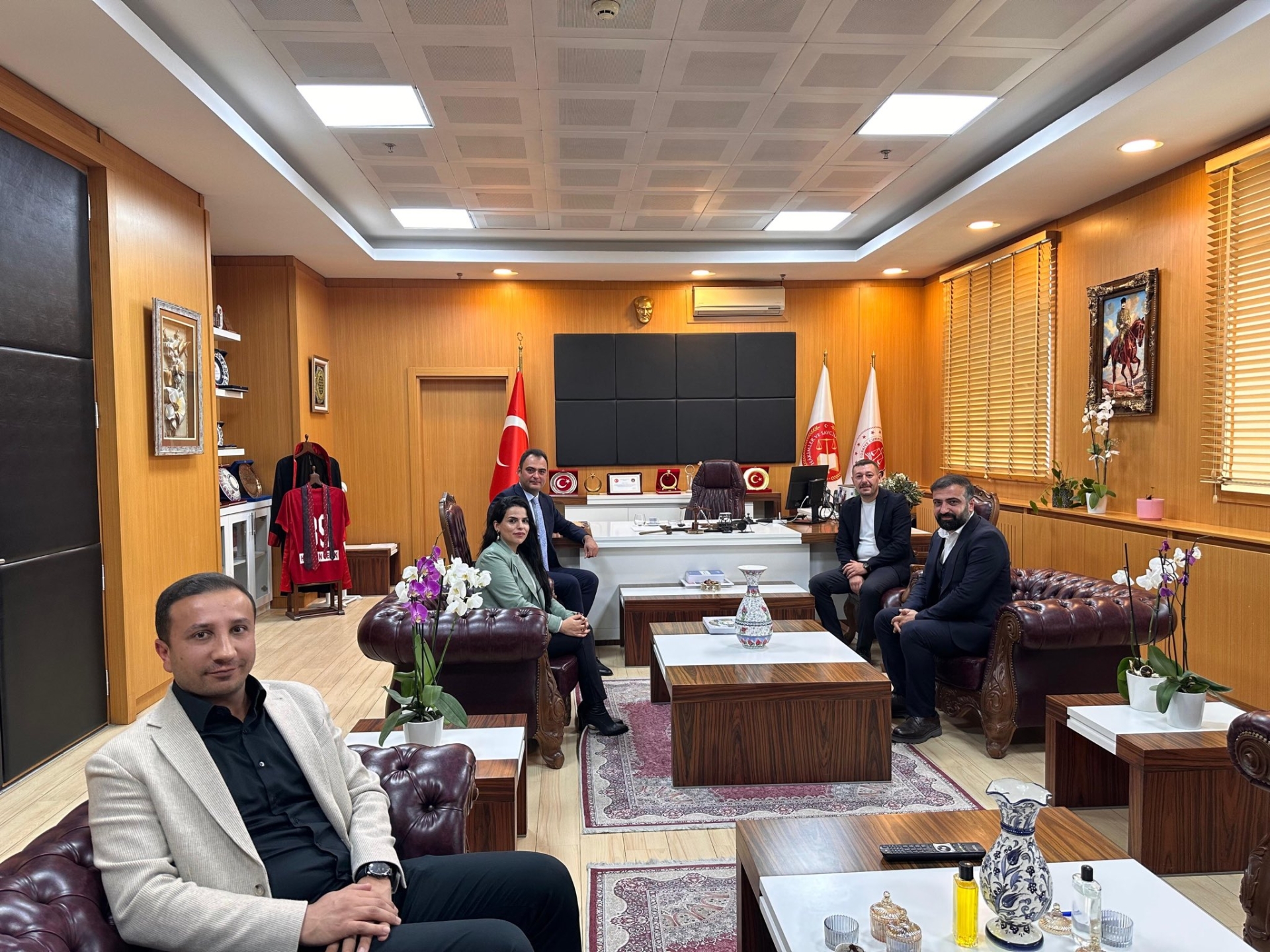 Baromuzun, 2025 Yaz Kararnamesi ile Adli Yargı İlk Derece Mahkemeleri Adalet Komisyonu Başkanı olarak atanan Sn. Hüseyin Gedik’i ziyareti