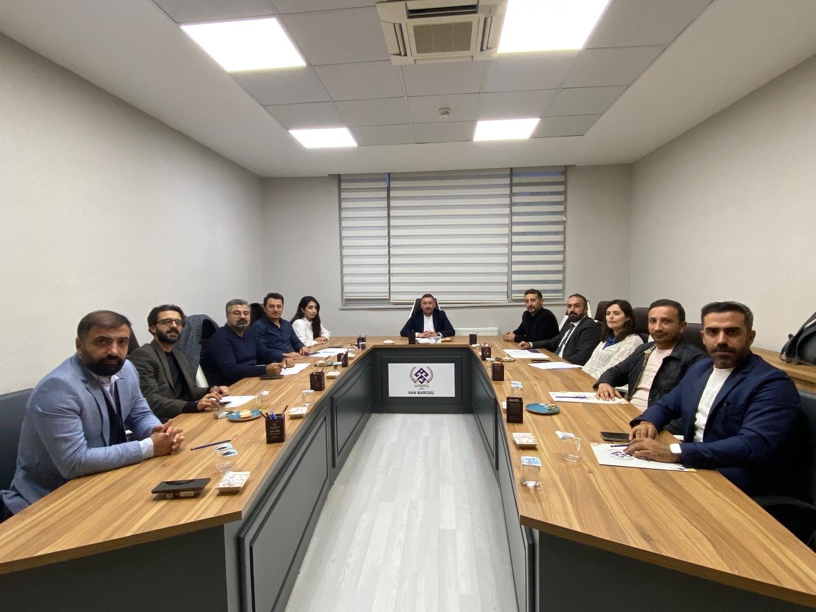 Baro Başkanımız ve Yönetim Kurulu üyelerimiz, Baromuz İnsan Hakları Merkezi Yürütme Kurulu ile bir araya gelerek yürütülen çalışmaları ve ortak çalışma alanlarını değerlendirdiler.