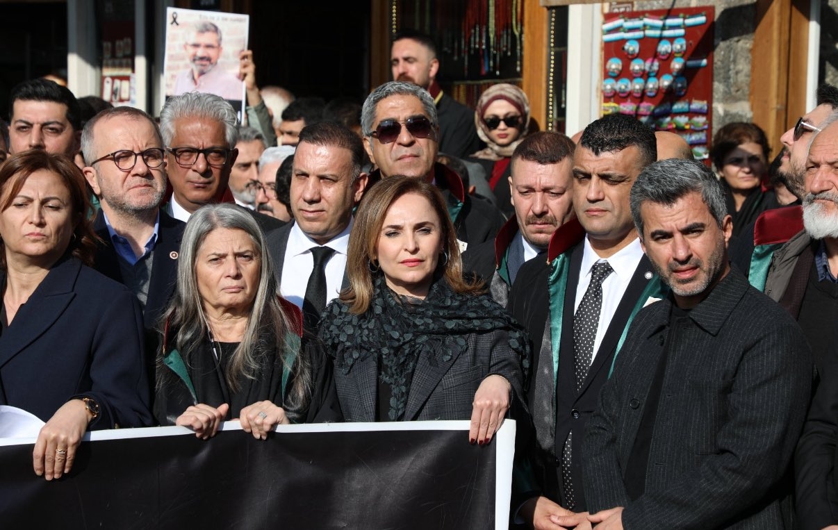 Baro Başkanımız Av. Sinan Özaraz, dört ayaklı minarenin önünde katledilen Tahir Elçi’nin 10. yıl anmasına katıldı