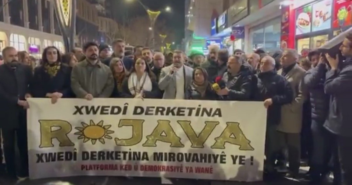 Rojava’da Kürt halkına yönelik, kadın ve çocuklar dâhil olmak üzere yaşam hakkını hedef alan, insani ve evrensel değerlerle bağdaşmayan saldırılara karşı dayanışma amacıyla düzenlenen yürüyüş ve Basın Açıklaması