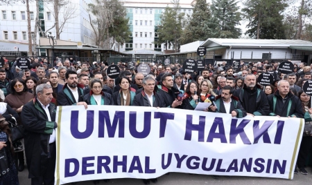 “Umut Hakkı’nın Uygulanması” talebiyle Ulu Cami’den Diyarbakır Adliyesi önüne kadar düzenlenen yürüyüş ve basın açıklaması